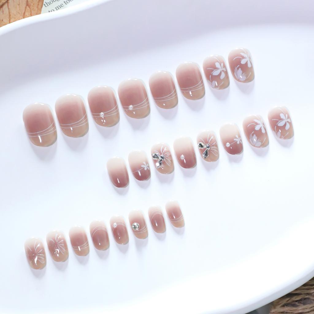 Pure Desire Blush Wear Nail Art Summer New Nail Art White Flower Short Round Wear Fake Nails