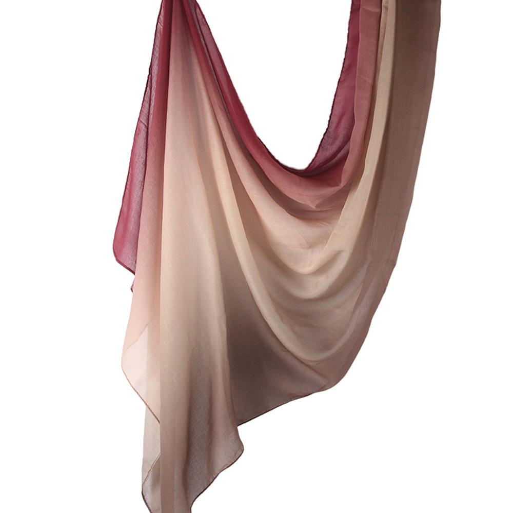 Hochwertiger handbemalter Rayon-Schal mit Farbverlauf: Atmungsaktives Schultertuch mit breiter Krempe für Damen