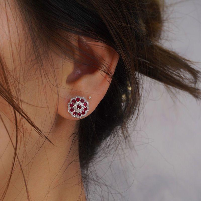 Olśniewające Wykwintne Kolczyki Vintage z Rubinowym Kwiatem dla Kobiet Czerwone Efektowne Kolczyki Sztyfty Płatki Śniegu Odpowiednie do Codziennej Biżuterii
