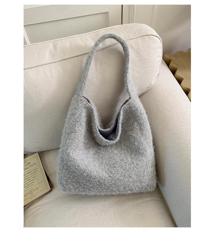 

Korean lazy woolen tote bag women s 2025 new casual retro shoulder bag large-capacity commuter armpit bag