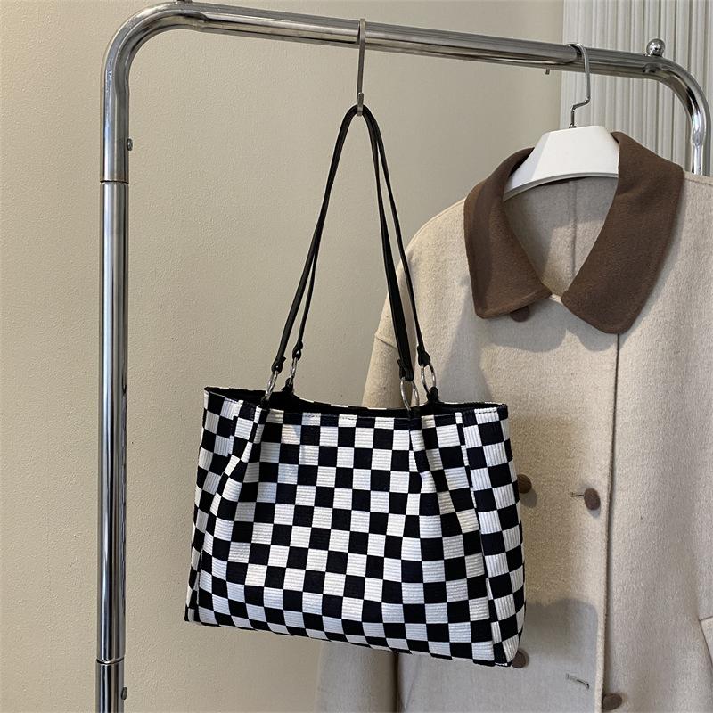 

Весенняя сумка через плечо большой емкости, новая стильная сумка-тоут в шахматную клетку, женская сумка через плечо