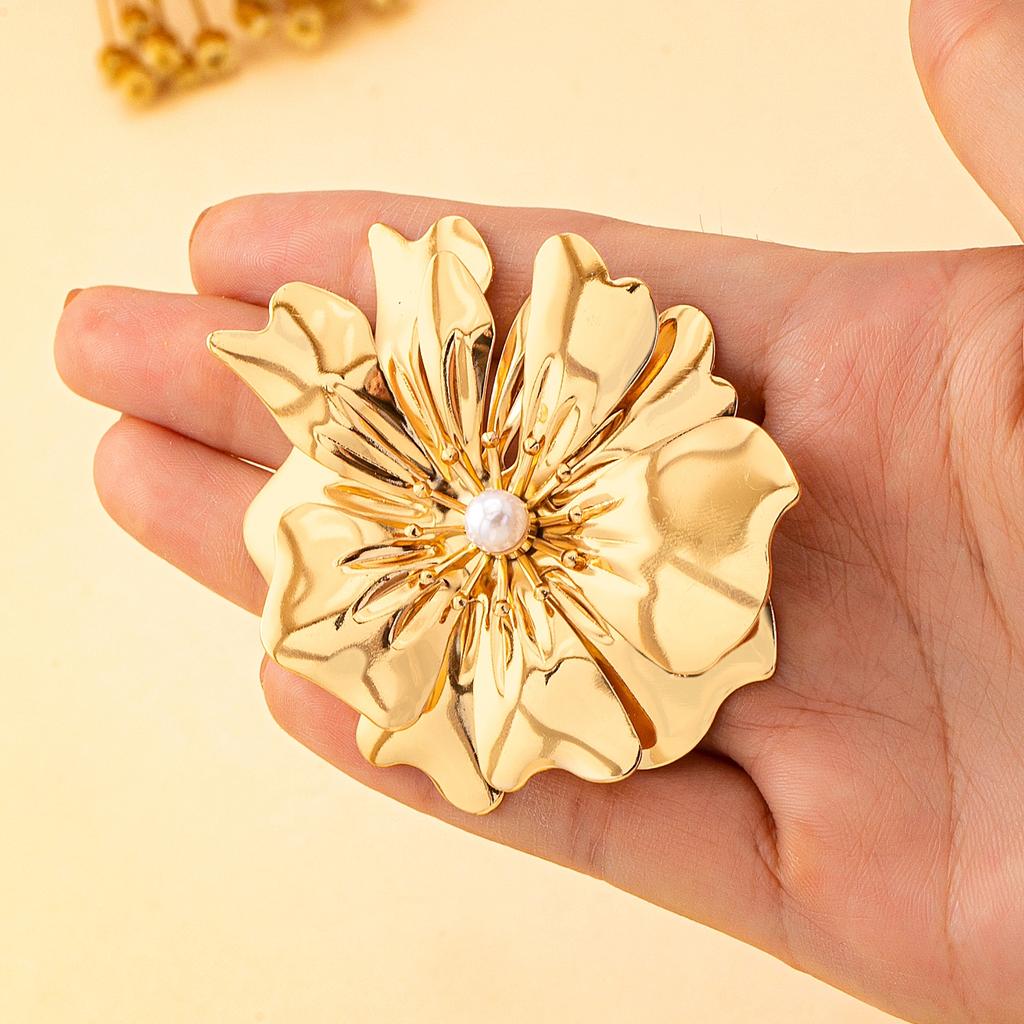 Eine Damenbrosche mit Stereo-Blütenherz-Verzierung und Imitationsperlen, Damenbrosche Schmuck, Geeignet für den täglichen Gebrauch und den Urlaub
