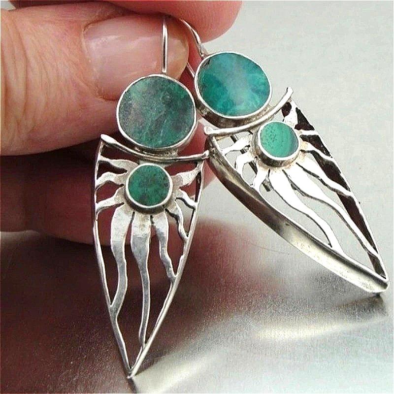 Vintage Hand Carved Hollowed Inlaid Synthetic Emerald Silvery Plated Dangle Earrings Women Exquisite Banquet Jewelry Accessories