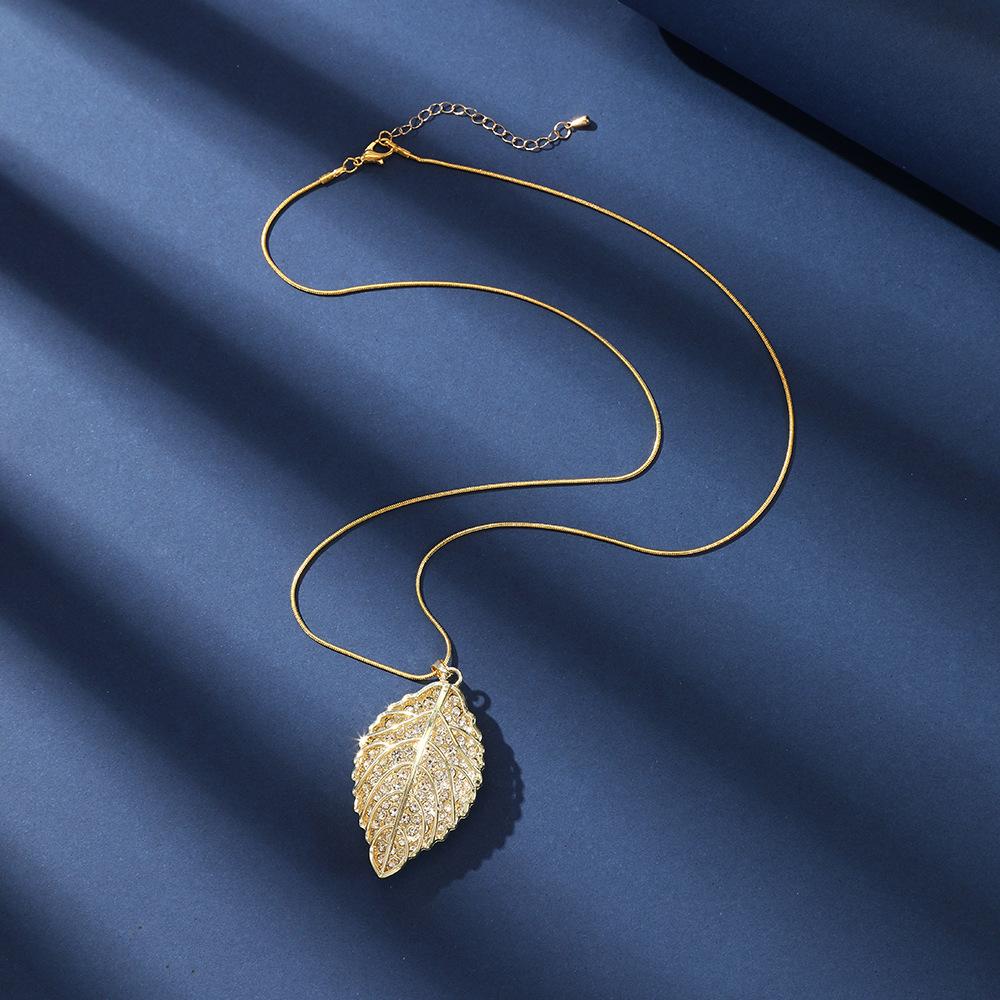 Super Flash Zircon Leaf Sweater Chain Niche Design Sense Versatile Pendant High Sense Light Luxury Clothing Accessories