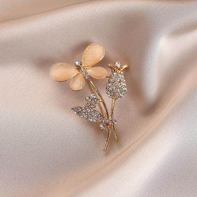 Une Broche Florale Légèrement Luxueuse avec Une Touche Féminine Haut de Gamme, Une Épingle de Niche, Un Blazer Raffiné et Un Corsage Exquis