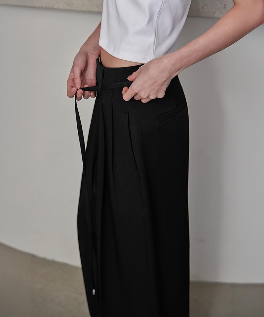 Leondeondada Curved Over Pintuck Slacks, Black