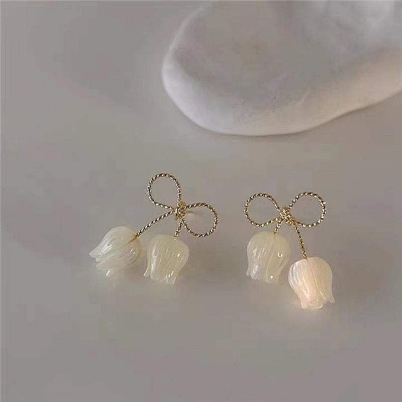 Vita Tulpanformade Akrylörhängen för Kvinnor GuldFärgad Rosett Topp Eleganta Bröllopsfest Örhängen boucle d'oreille
