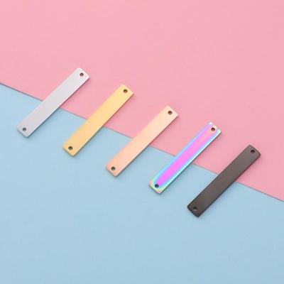 Rechteckiger Edelstahl-Doppelloch-Geometrie-Anhänger - Gravierbar, Glänzendes Finish, 1,5x6x35mm
