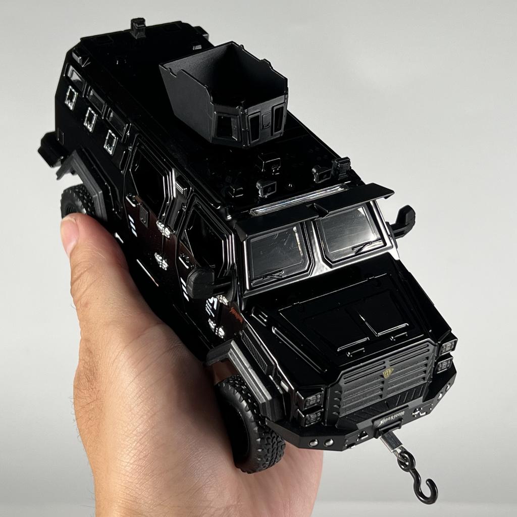 1/32 Ford F-550 Strengthened 4*4 Off Road Special Vehicles Alloy Metal Diecast Model Car Sound and Light Pull Back Collectibles