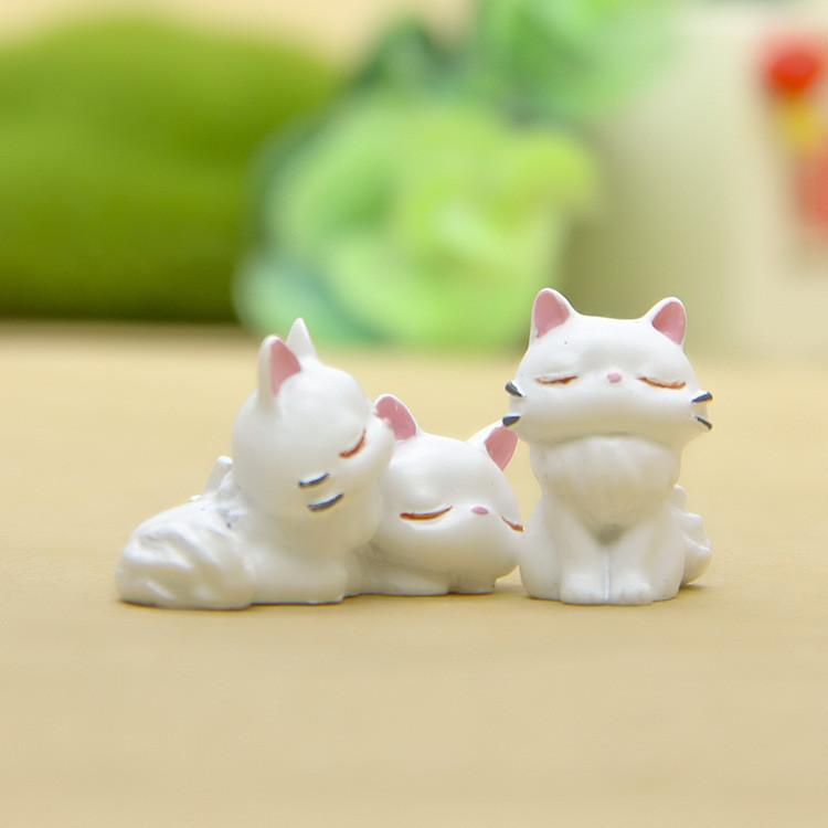 Black Resin Cat Mini Ornament With Handcrafted Style For Friendship And Gifts