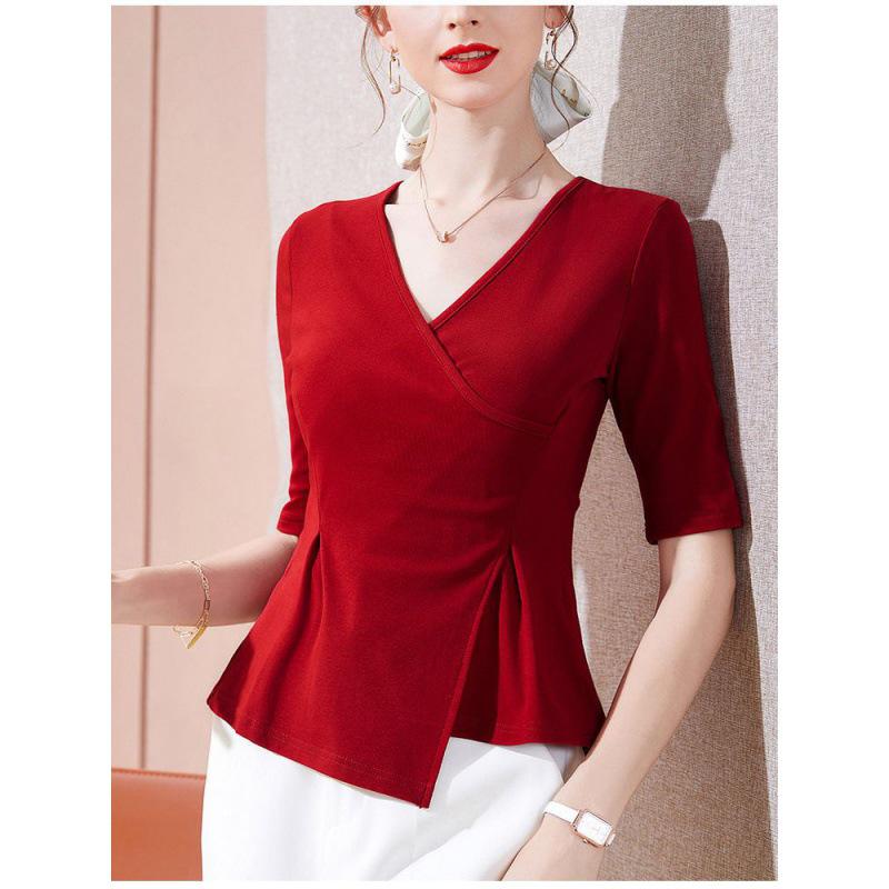 Asymmetrisches Damen-Baumwoll-T-Shirt mit V-Ausschnitt, schlankmachender Passform und gerafften Dreiviertelärmeln