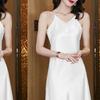 Frühling und Sommer 2026 neues Temperament V-Ausschnitt Trägerkleid Damen mittel und lang sexy Satinboden mit langem Rock