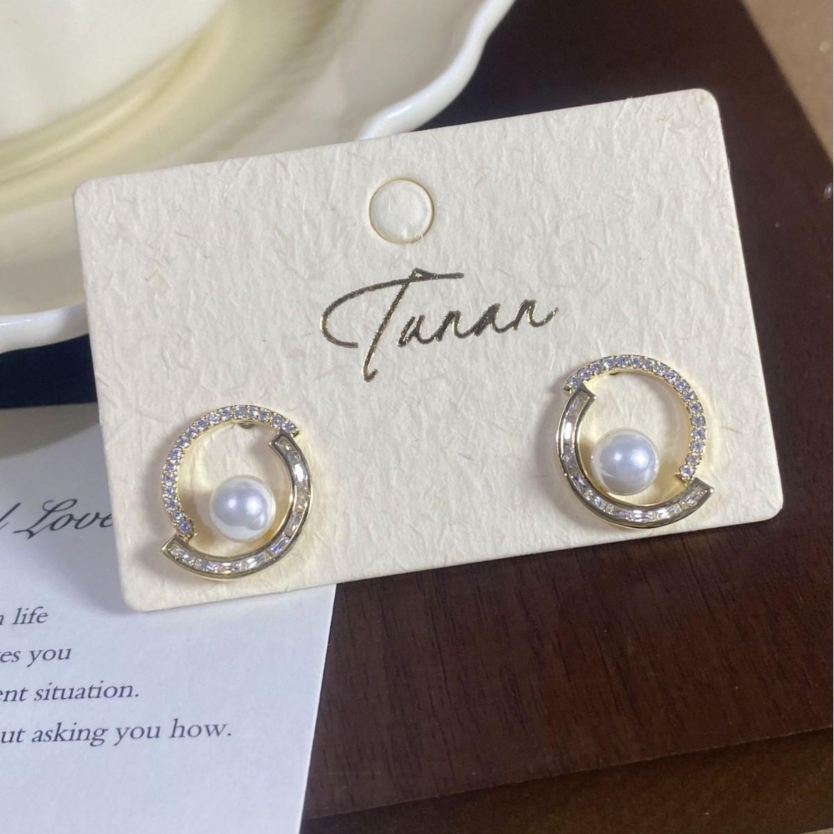 Elegant French Zirconia Pearl Stud Earrings for Women: Niche Design, Simple, Versatile, Fashionable Ear Accessory