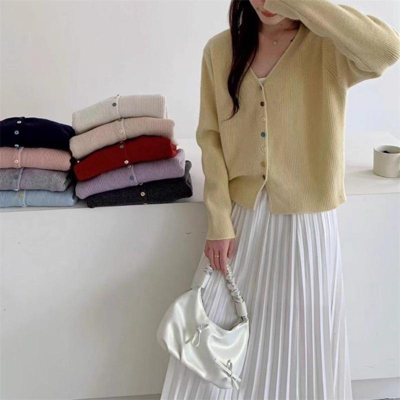 

Color button V-neck bottoming knitted cardigan women s autumn large size fat mm design short top jacket one size fits all жёлтый