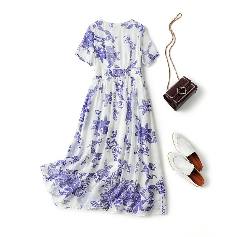 Elegantes Seidenkleid aus Maulbeerseide: Neuer Sommer-Eingang, Mittellang, Taillenbetonend, Bedrucktes Design