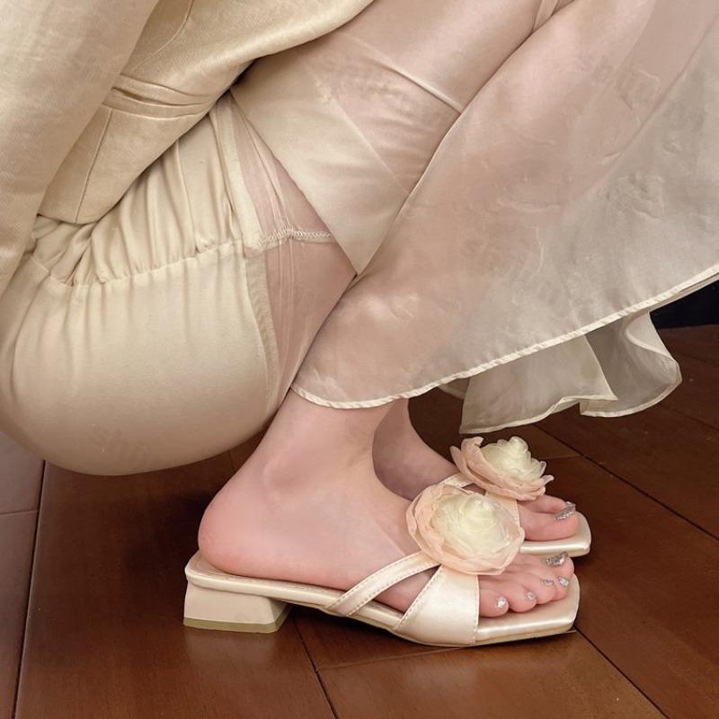 Fashion 2025 Summer New Flower Designed Elegant Slippers for Women's Outerdoor Beach Open Toed Fashion Comfortable Lightweight Sandals