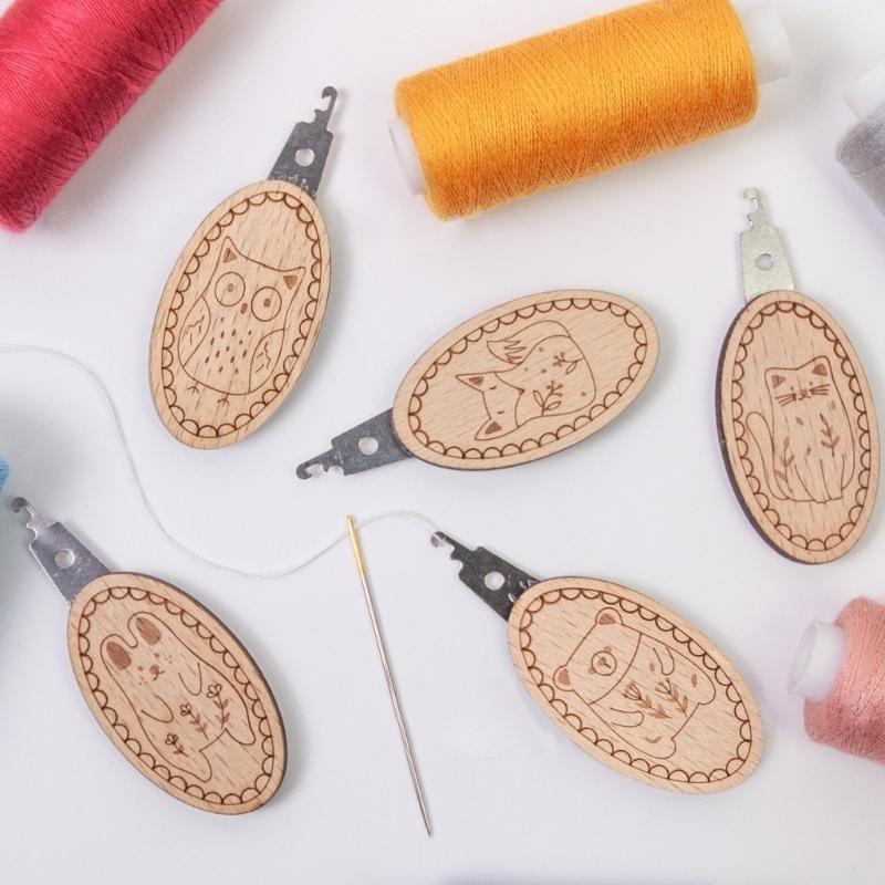 2 Stück Nadeleinfädler mit Tiermuster Sticknadeleinfädler Nadel Einfädelwerkzeug für ältere Bastelbegeisterte