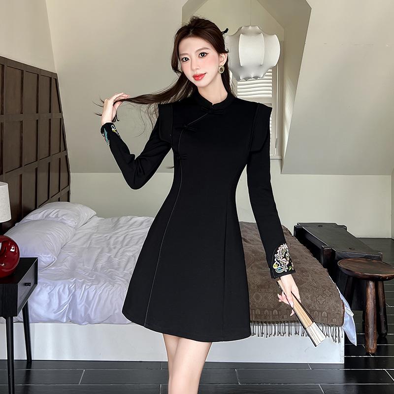 2026 Spring New Arrival: Embroidered Retro Dress & Heavy Embroidered Vest in Chinese National Style