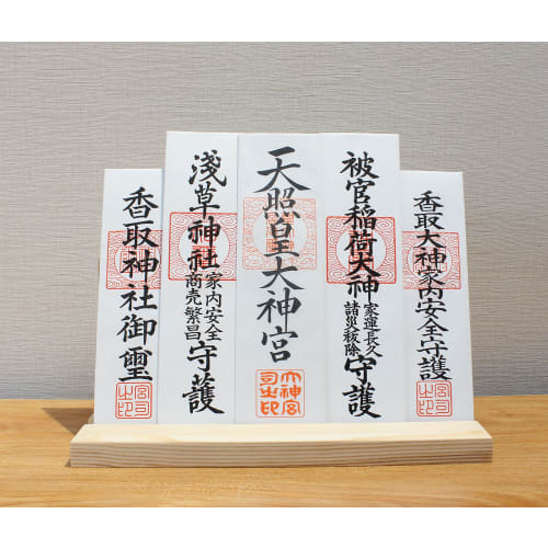 Suporte de Amuleto Shizuka-JP - Um suporte de amuleto compacto para adorar deuses e talismãs de santuários e templos no seu quarto.