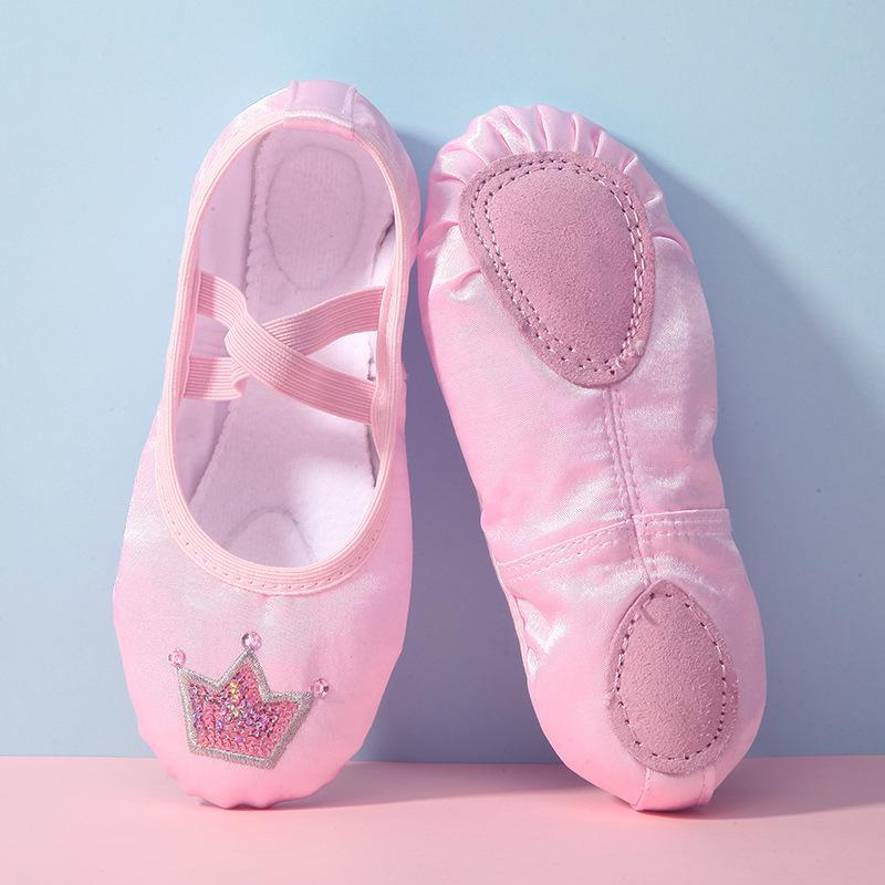 Scarpe da ballo in raso per bambini, con ricamo di corona e design a zampa di gatto.