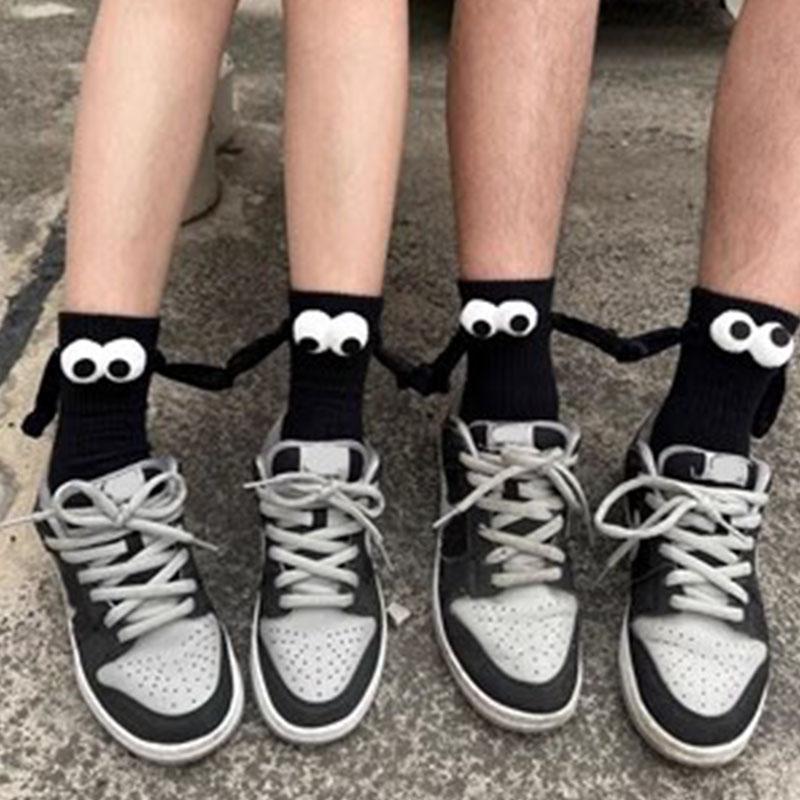 4Pairs Club Celebrity Ins Fashion Funny Creative Magnetic Attraction Hands Black White Cartoon Eyes Couples Sox Socks