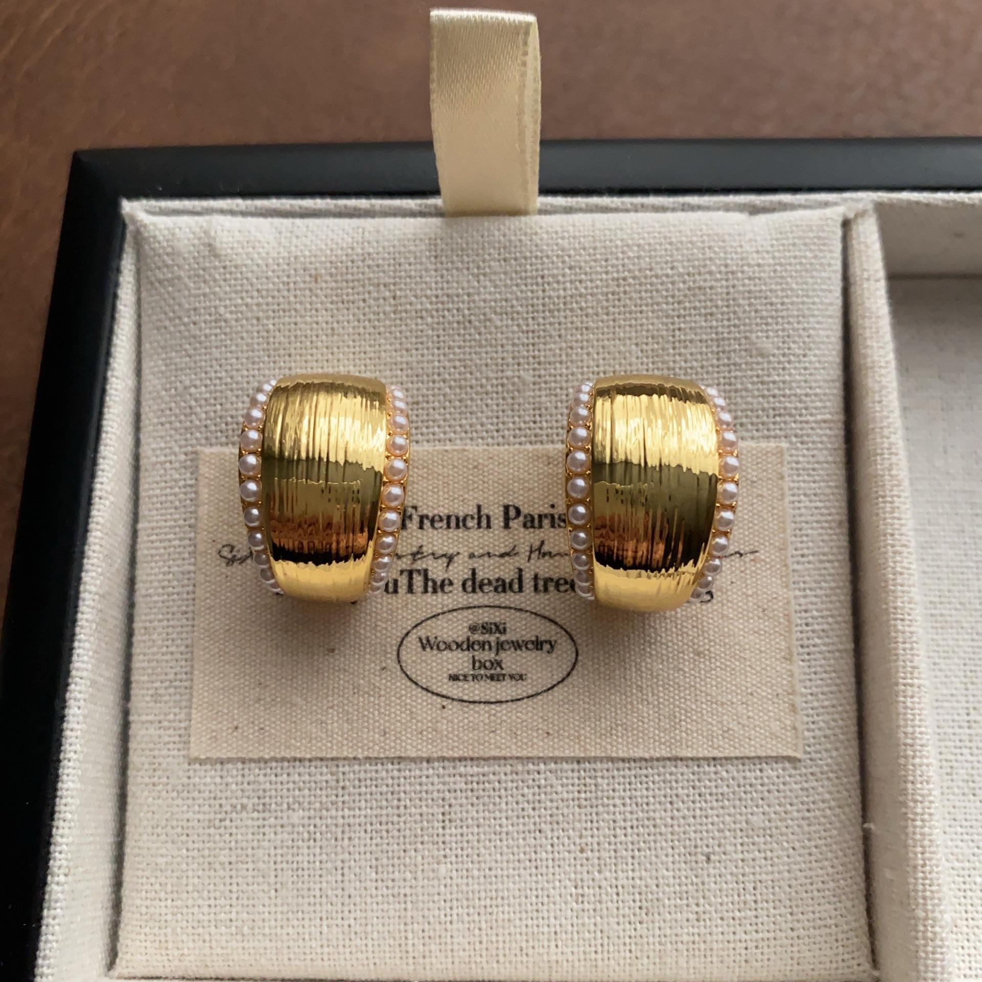 

Retro wide-faced C-ring earrings, simple and advanced sense, light luxury temperament, French elegance and unique daily commuter earrings