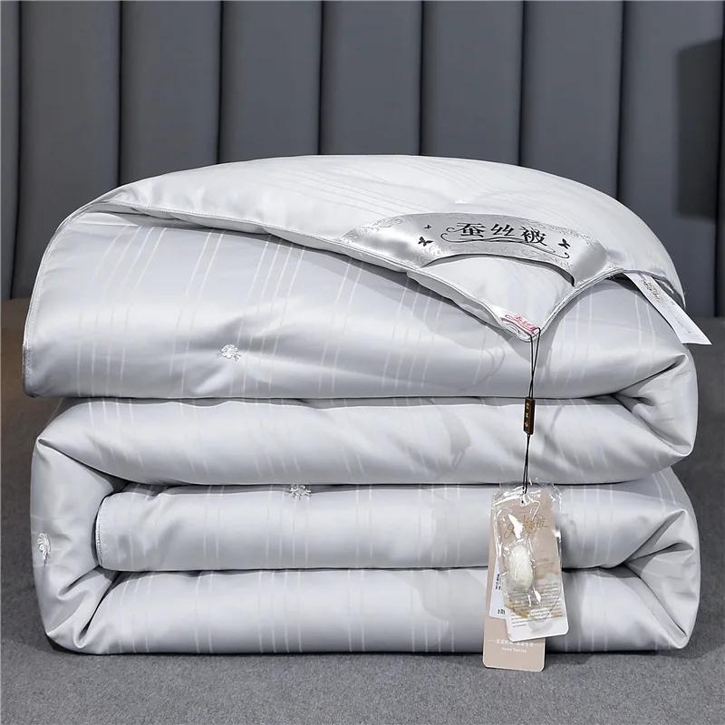 

Mulberry Silk Quilt is 100% natural silk filling in all seasons. It is portable, breathable and luxurious 150x200cm(1.2kg) сірий колір