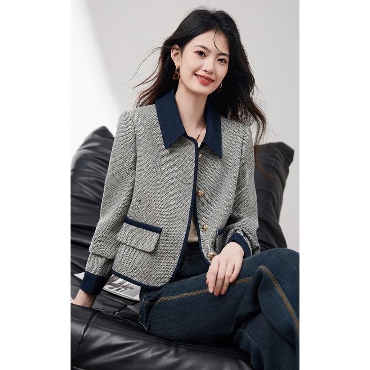 Módní a trendy podzimní pletený jednoradový kabát s polo límcem v designu barevných bloků