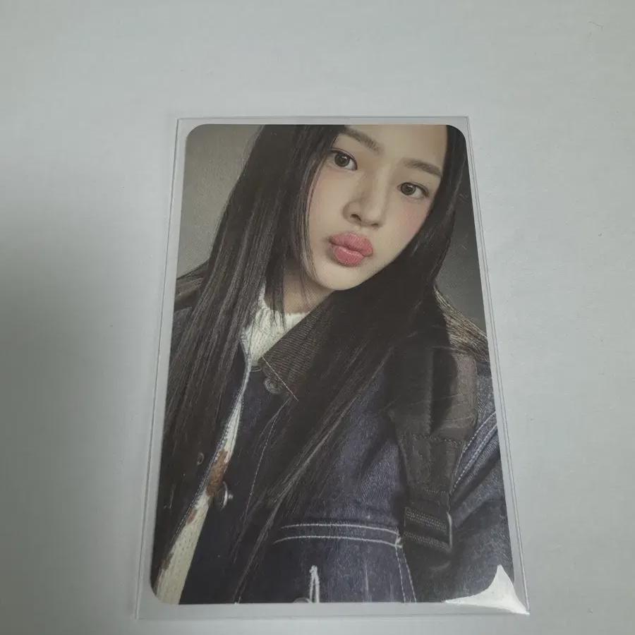 

NewJeans Фотокарточка Минзи Бирчам