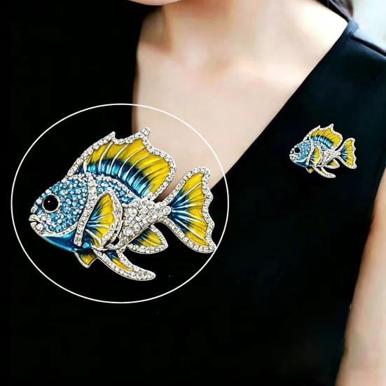 Broche Speld Emaille Afwerking Strass Inleg Tropische Vis Ontwerp Legering Speld Galvanisch Behandelde Basis Past bij Jassen Truien Badge