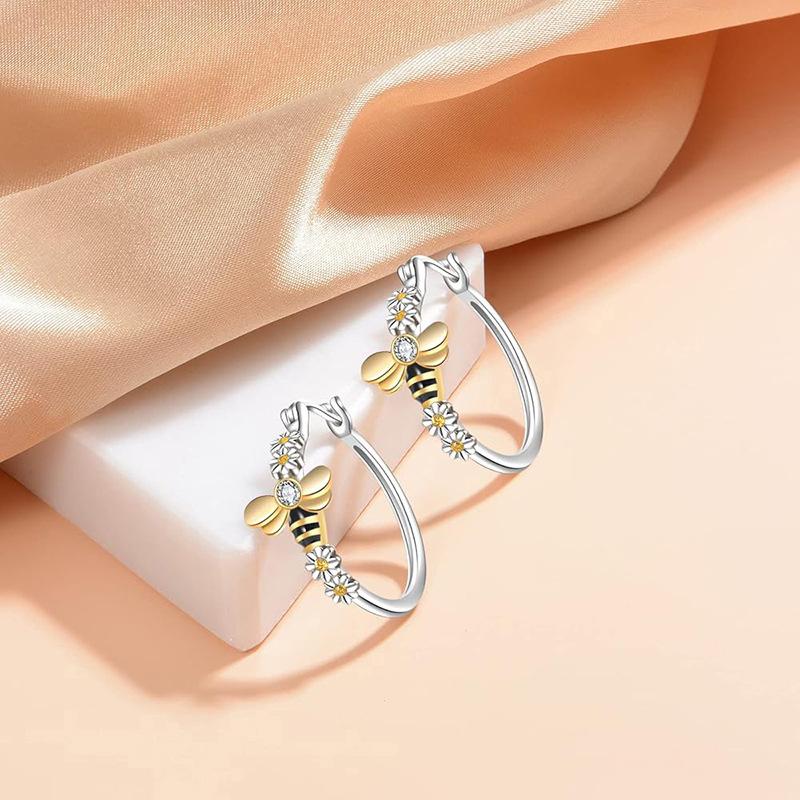 New bee earrings for women, cute and delicate zircon jewelry, small and fresh pastoral style