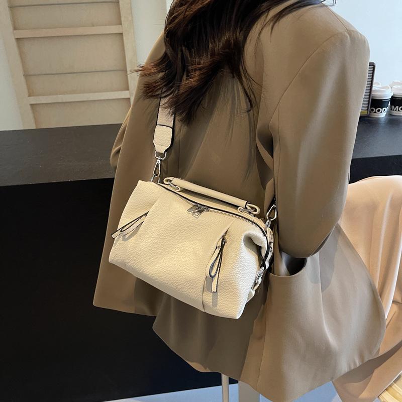 Premium texture pleated small bag women's new fashion pillow bag autumn and winter versatile broadband messenger bag