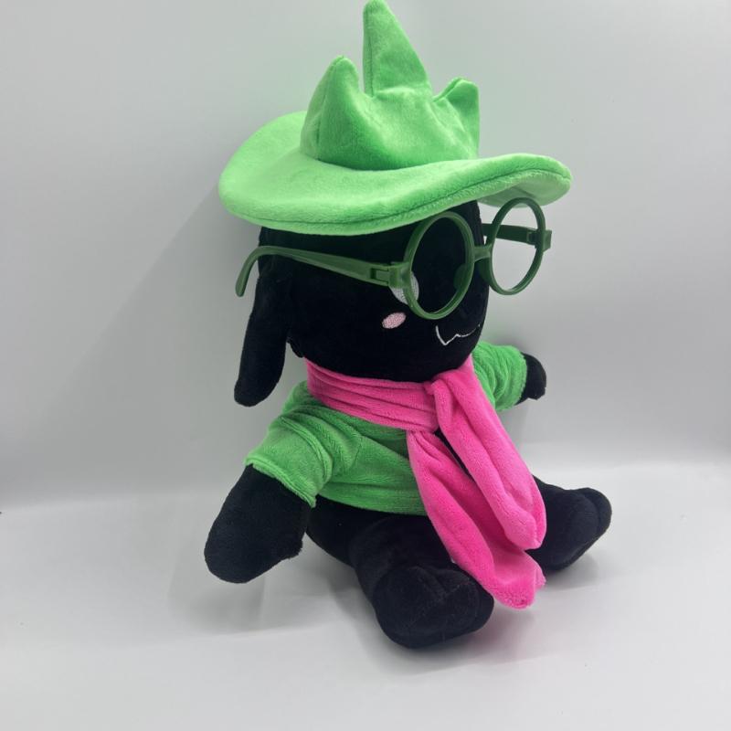 Nová plyšová hračka Ralsei z Deltarune - Měkká plyšová panenka kozy se zelenými brýlemi a růžovým šátkem, Roztomilý plyšák postavy z RPG hry, Dárek pro fanoušky a děti