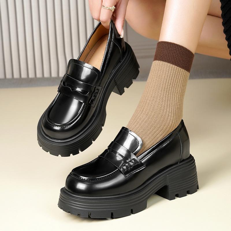 

Натуральная кожаная обувь на плоской подошве для женской обуви Huizhou, виноградная мать с такими же маленькими кожаными туфлями, новые внутренние высокие мокасины для осени и зимы 40 чёрный