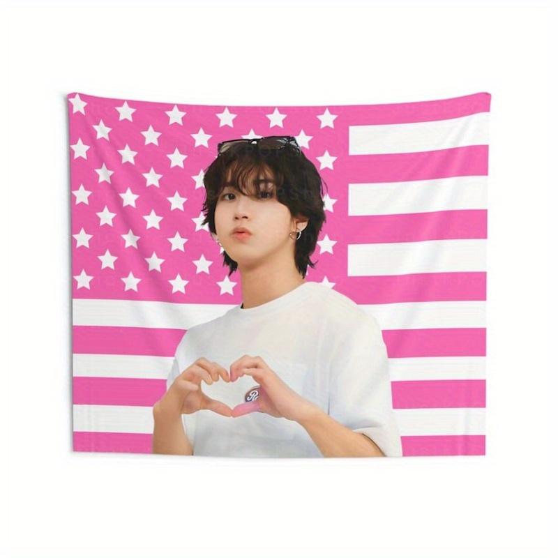 1 Stück Han Jisung „Fingerherz“ Wandteppich Rosa Amerikanische Flagge Design Mit Jungem Mann, Der Herzgeste macht Perfekter Wandteppich