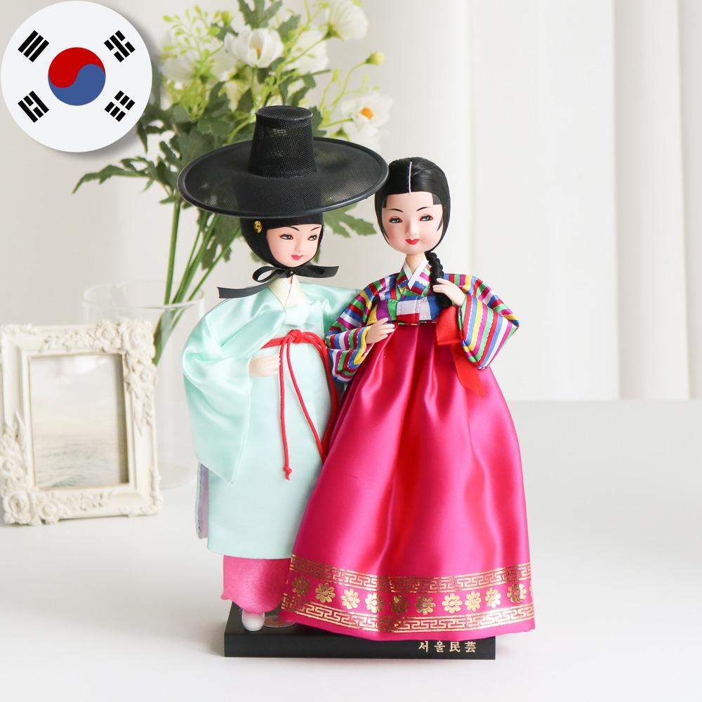 Pár tradičních korejských panenek v hanboku a gatu