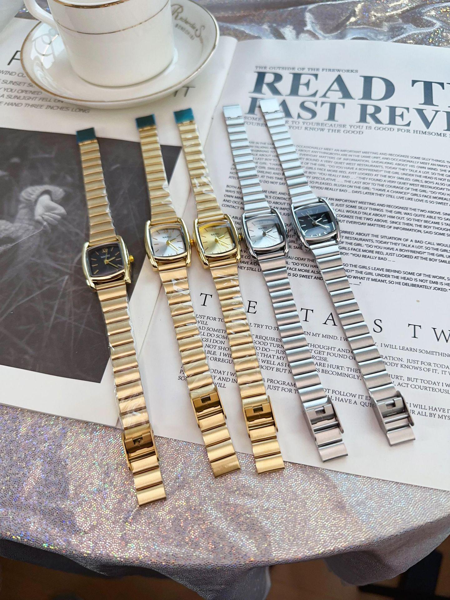 Винтажные золотые бочкообразные женские часы-петитки с квадратным циферблатом и стальным браслетом - Минималистичный ретро-дизайн