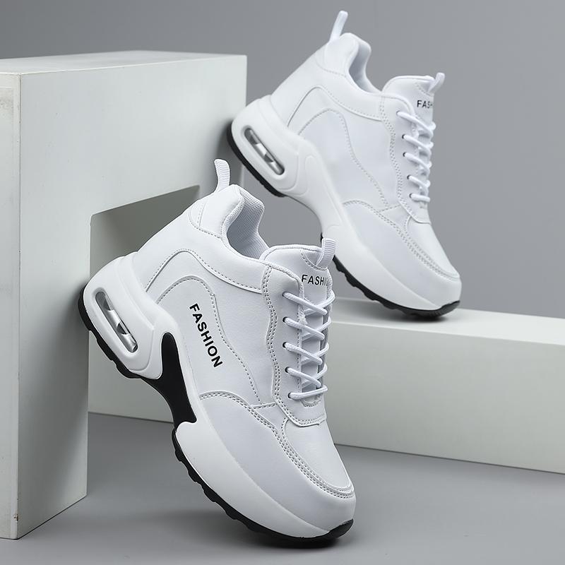 נעלי סניקרס לבנות חדשות 2025 אופנתיות להגבהת גובה לנשים סוליות עבות רב-תכליתיות קז'ואל סוליה רכה מידה גדולה 42 עור PU קז'ואל