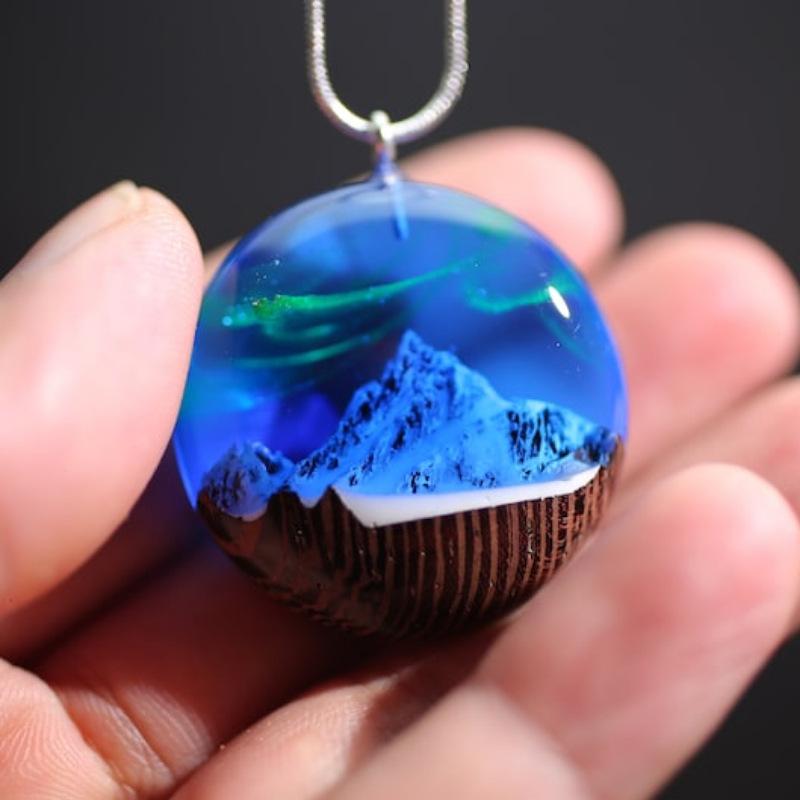 JMXD-Schneeberg-Aurora Harz Leuchtender Anhänger Leuchtendes Halsband Personalisiert Handgefertigt Paar Geburtstagsgeschenk für Männer und Frauen