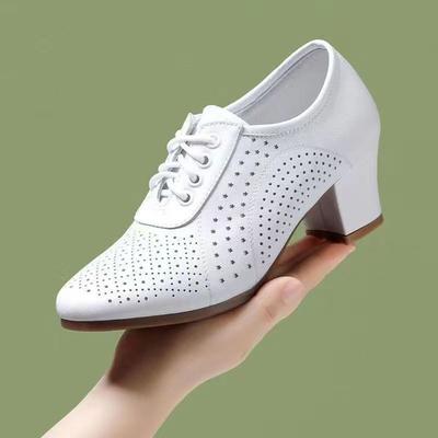 Wiosna i lato nowe damskie buty oddychające średni i wysoki obcas małe skórzane buty do tańca damskie buty puste oddychające buty casual dla matki