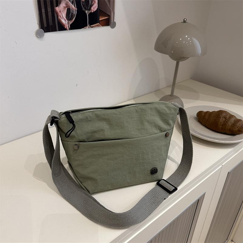

Simple Casual Nylon Shoulder Bag Large Capacity Solid Color Crossbody Bag Commuting Tote Messenger Bags For Women Gifts зелёный