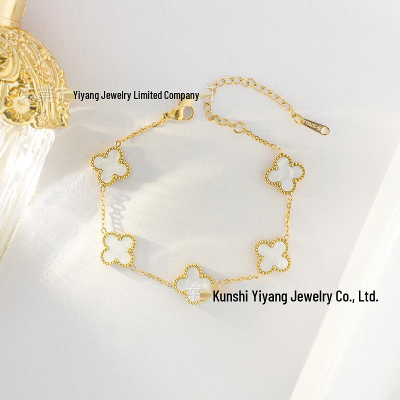 Náramek čtyřlístek, oboustranný šperk na ruku, titanová ocel tónovaná 18K zlatem, dlouhotrvající barva, všestranný šperk.