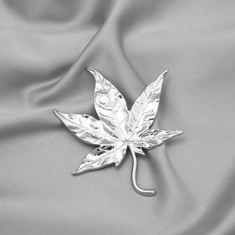 

Trendy Creative Maple Leaf Brooch Vintage Fashion Atmospheric Clothing Accessories Suit Pin Badge