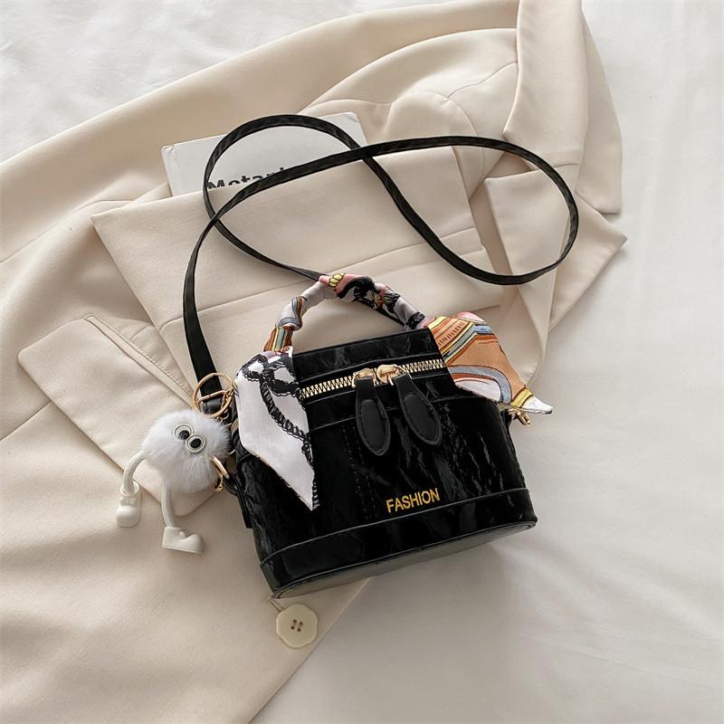 Vintage Water Bucket Bag For Women With Zipper Closure And Polyester Interior For Daily Use