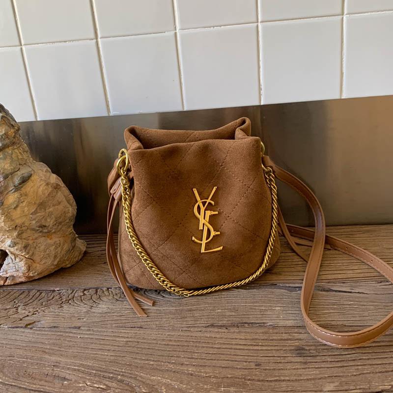 

2025 осінь та зима нова замшева замшева сумка на плече під пахвину мінімалістична мода легка сумочка сумка з діамантами жіноча