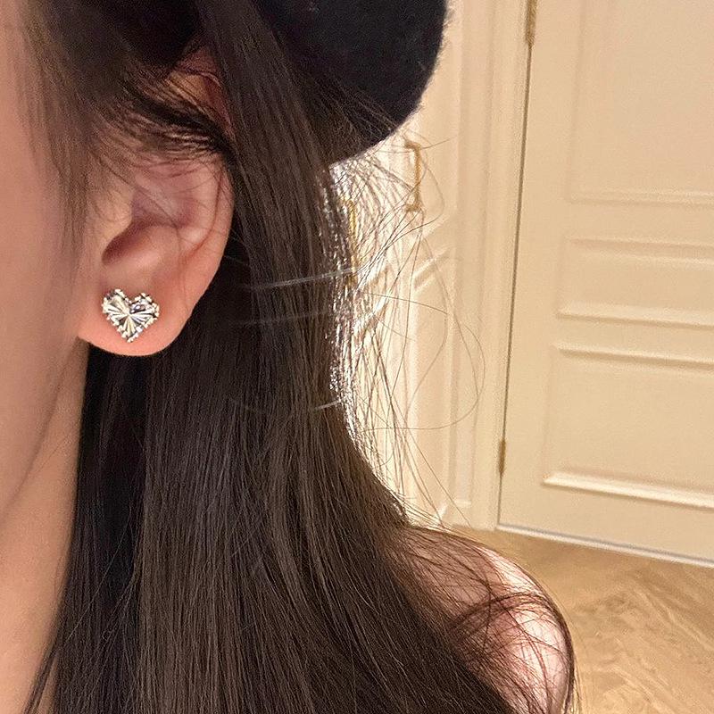 Xiaohongshu Bestseller: Sparkly Rhinestone Heart Stud Earrings for Women