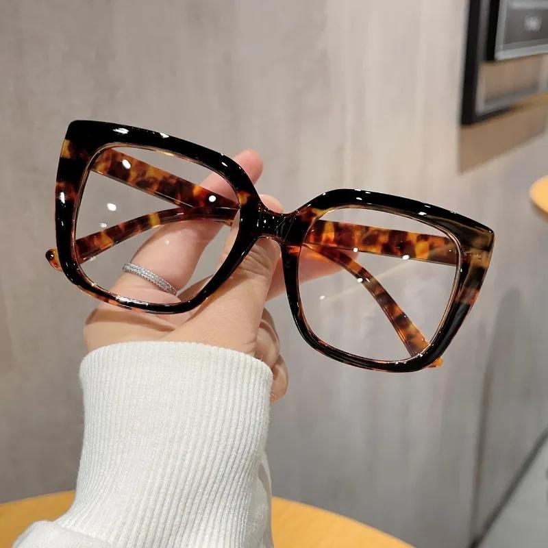 Klassiska och moderiktiga enfärgade dekorativa glasögon för kvinnor, klassisk design, bekväma att bära för yrkesverksamma på arbetsplatsen.
