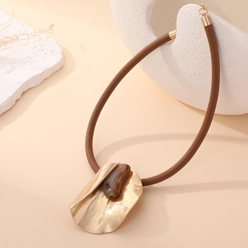 European and American Style Gold-plated Resin Pendant, Leather Rope Necklace, Female Retro Personalized Collarbone Chain, Simple and High-end Jewelry
