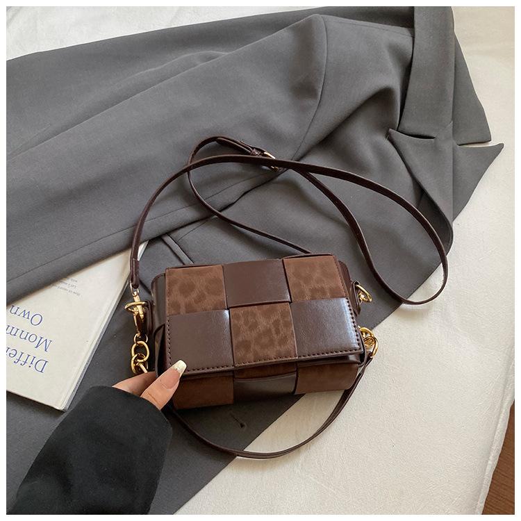 Korean version of niche contrasting color woven small square bag 2025 new versatile retro trend shoulder bag ins messenger women's bag