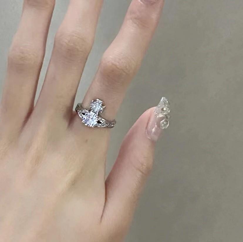 

Регулируемое потрясающее кольцо Сатурн с камнями из кубического циркония. Уникальный дизайн и ощущение высокого класса StyleB